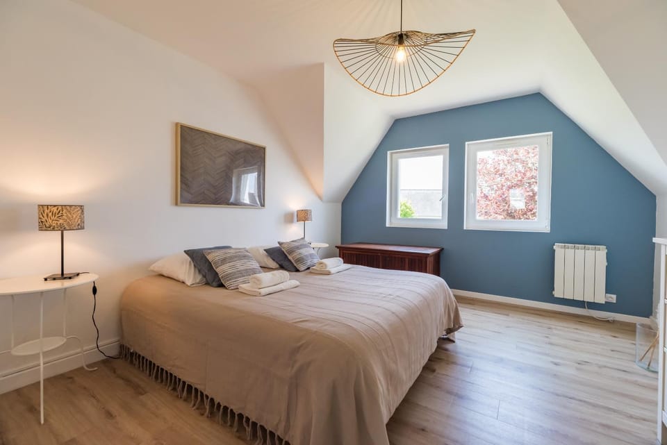 Photo of the whole room, Bedroom