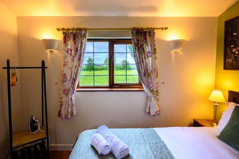 Bed, Bedroom, flat iron, towels