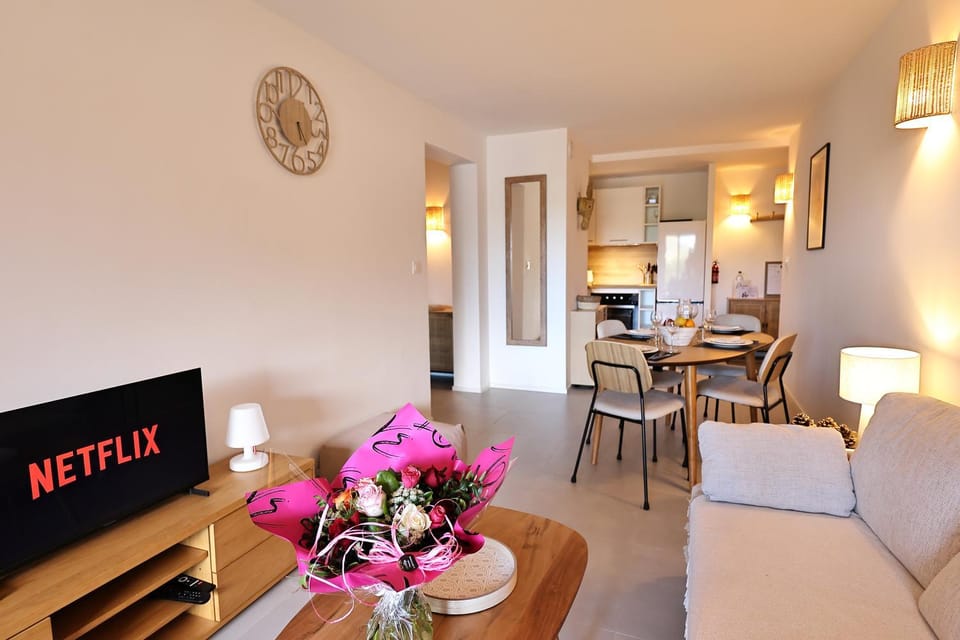 Living room, Seating area, Dining area, stove