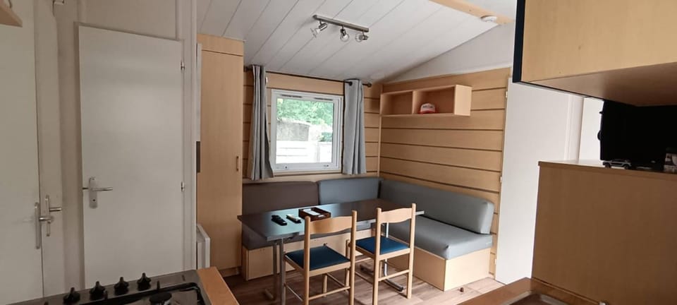 Mobile Home en Provence Apartment in La Roque-d'Anthéron