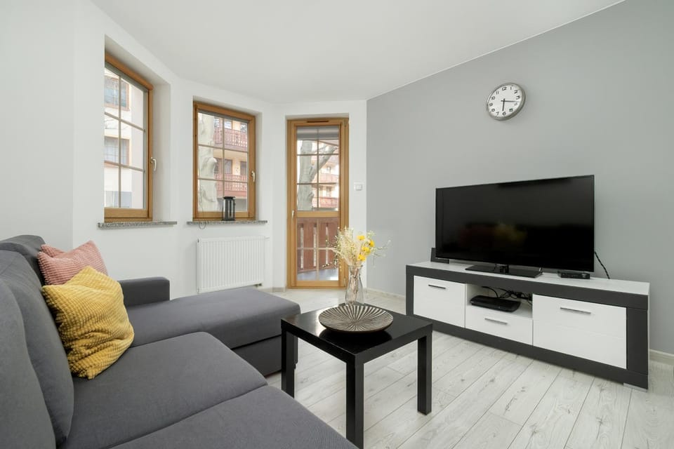 TV and multimedia, Living room, Seating area, Evening entertainment