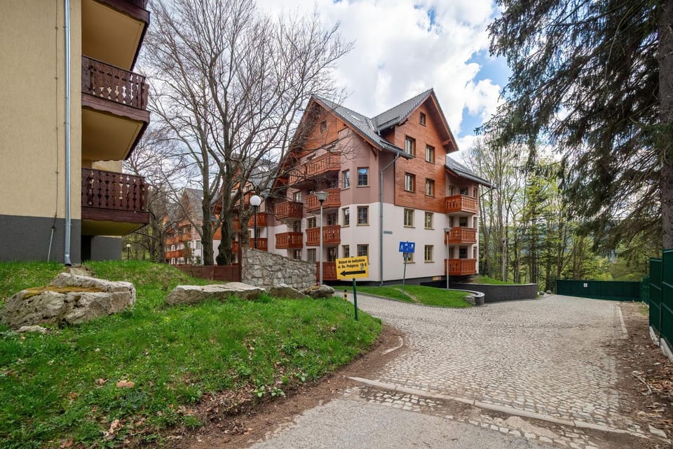 Property building, Day, Neighbourhood