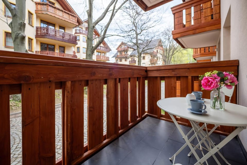 Property building, Day, Balcony/Terrace