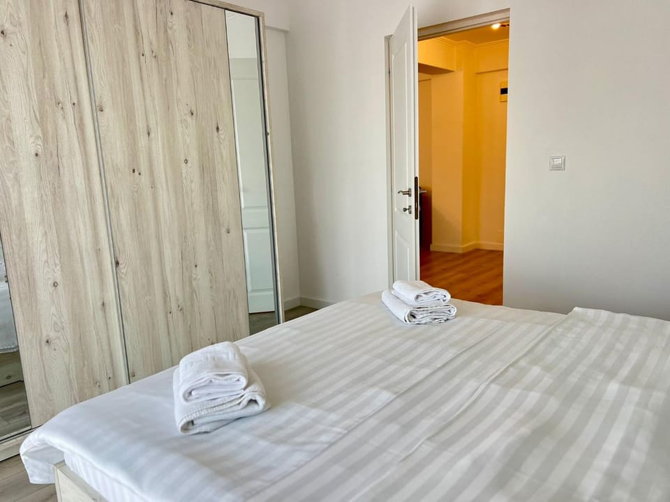 Bed, Photo of the whole room, Bedroom, towels