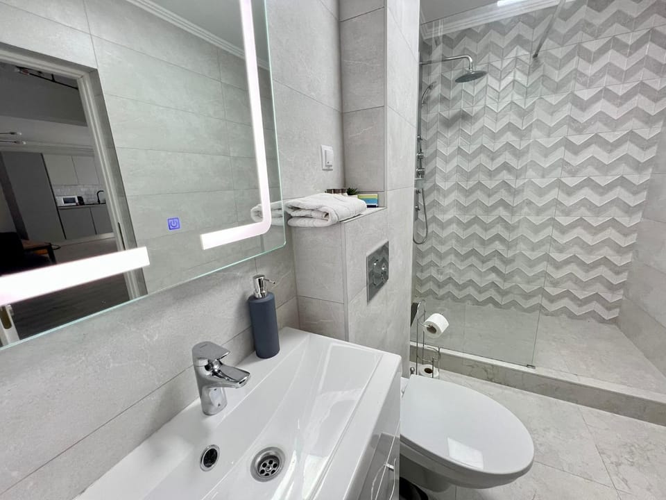 Shower, Toilet, Bathroom, towels