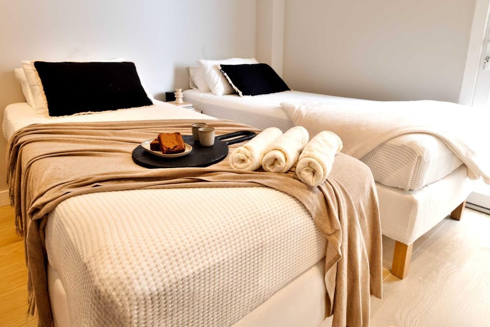 Bed, Bedroom, towels