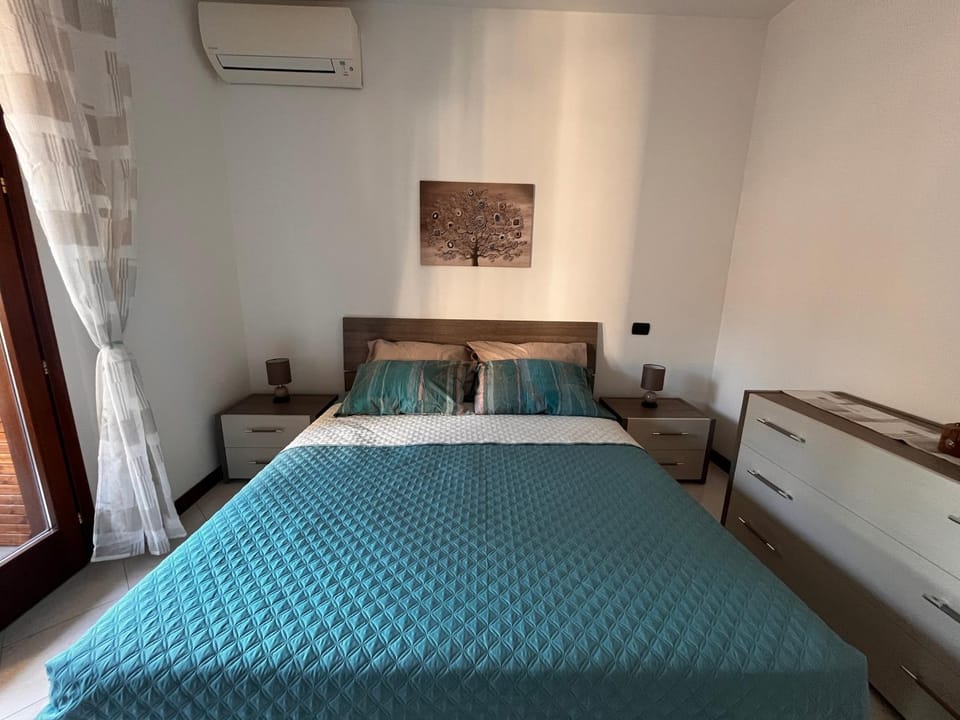 Bedroom, air conditioner