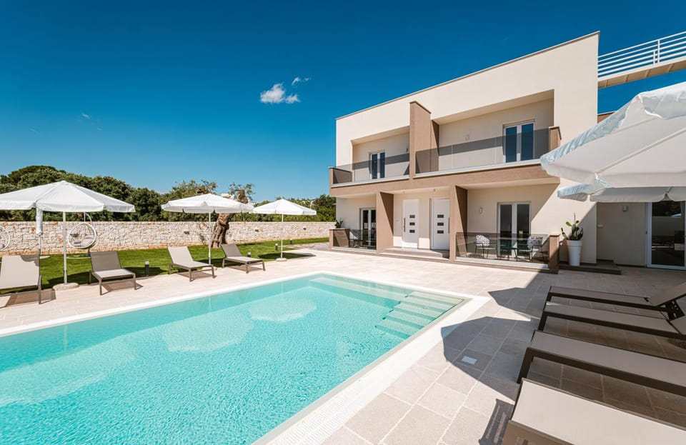 Property building, Day, View (from property/room), Balcony/Terrace, Pool view, Swimming pool, Swimming pool, sunbed