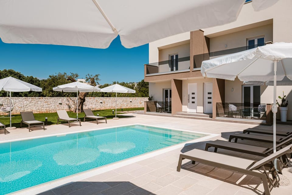 Property building, Day, Pool view, Swimming pool, Swimming pool, sunbed