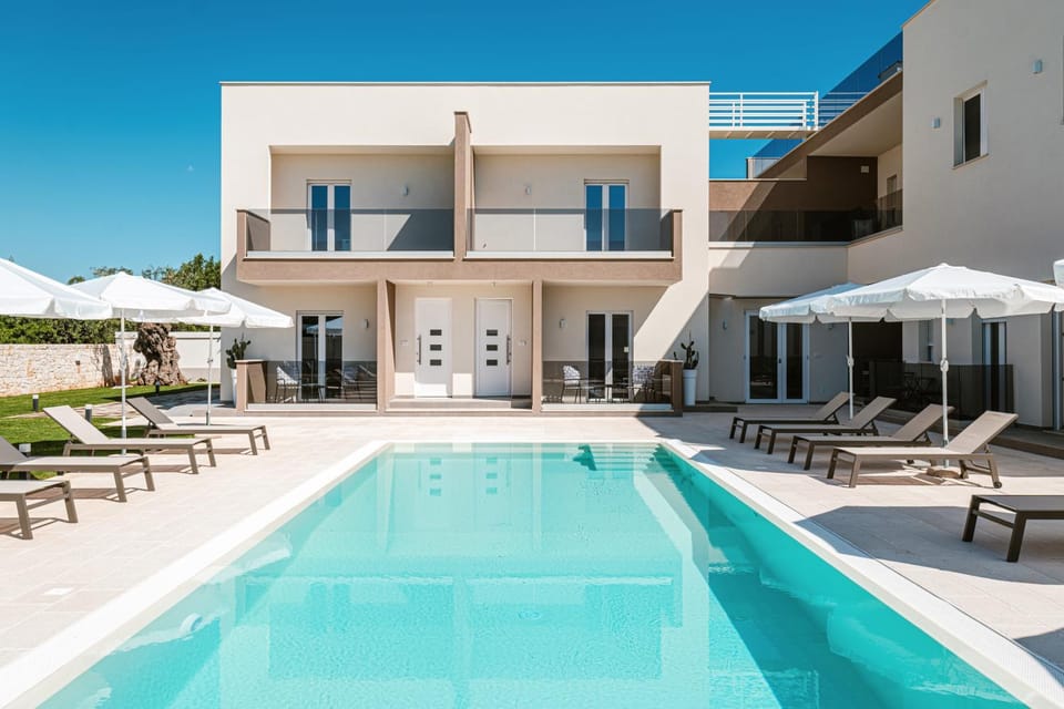 Property building, Day, View (from property/room), Balcony/Terrace, Pool view, Swimming pool, Swimming pool, sunbed