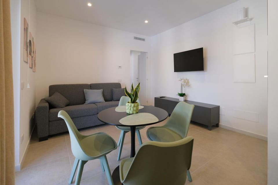 Communal lounge/ TV room, Communal lounge/ TV room, TV and multimedia, Living room, Seating area, Evening entertainment