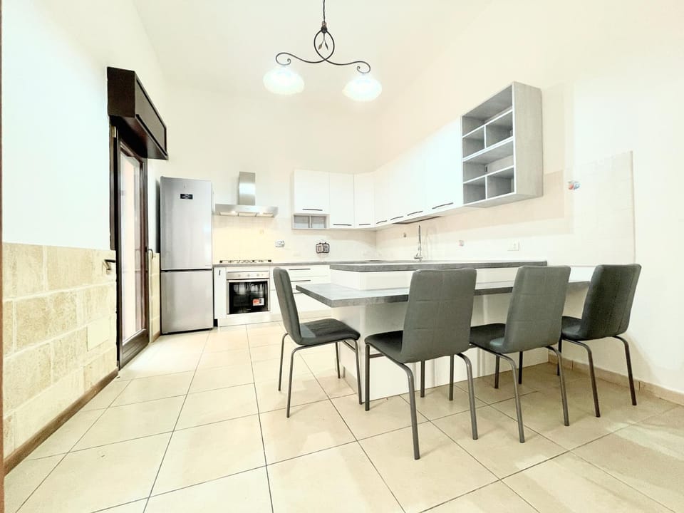 Kitchen or kitchenette, Dining area, oven, stove
