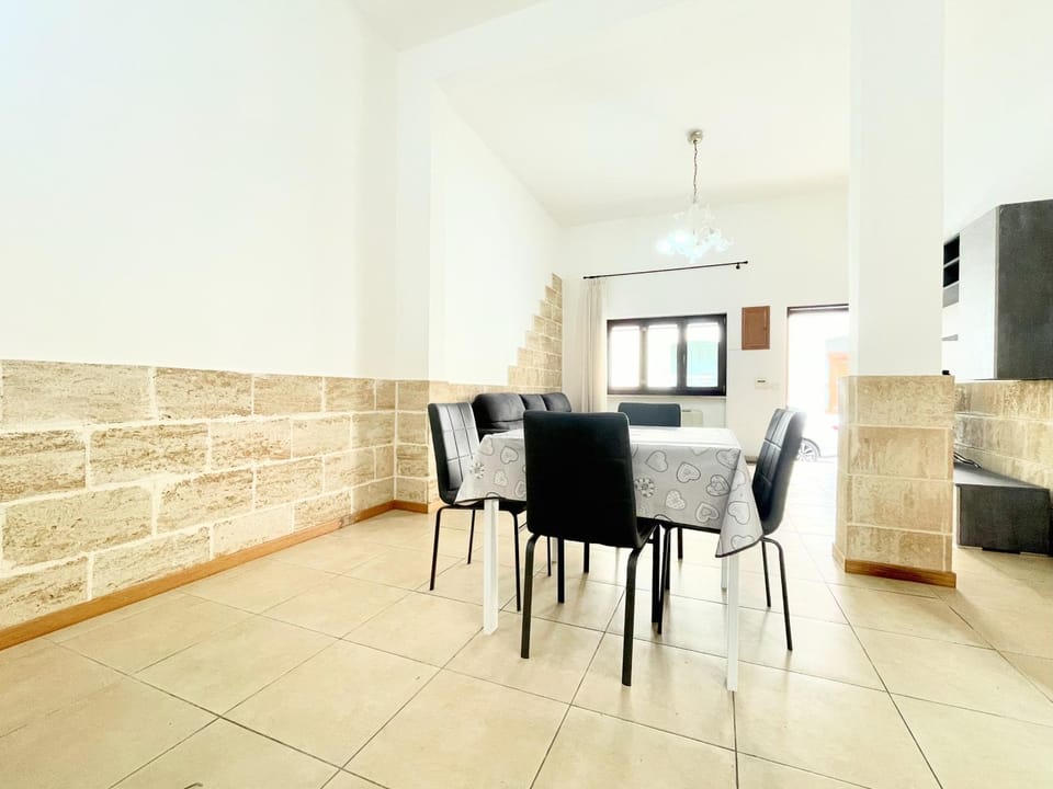 TV and multimedia, Kitchen or kitchenette, Living room, Seating area, Dining area