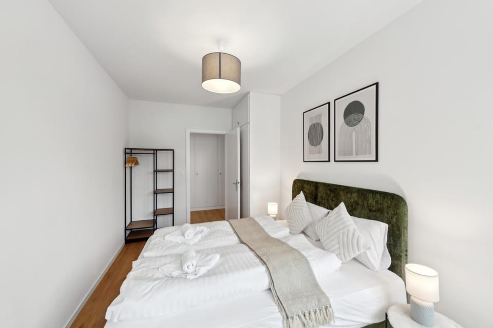 Bed, Photo of the whole room, Bedroom, Family, towels
