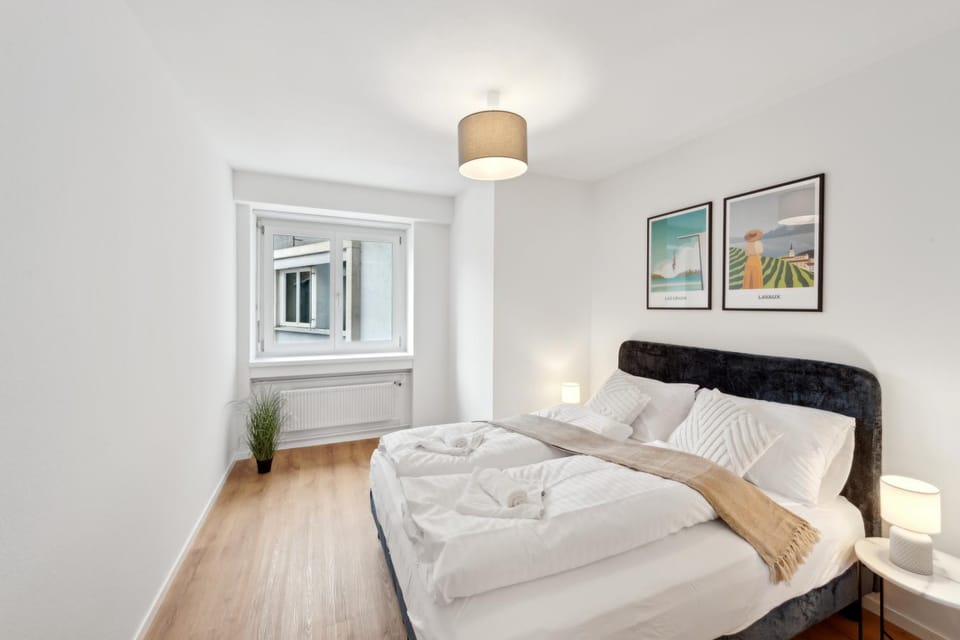 Bed, Photo of the whole room, Bedroom, Family, towels