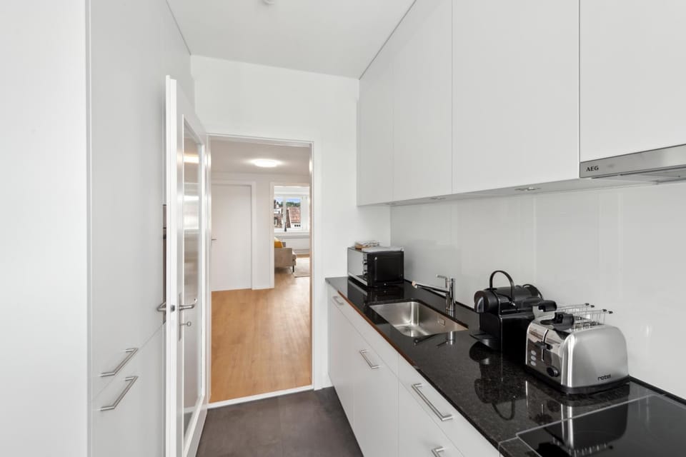 Coffee/tea facilities, Kitchen or kitchenette, microwave, stove, toaster