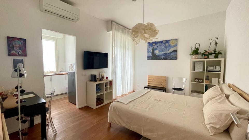 Bed, TV and multimedia, Photo of the whole room, Seating area, Evening entertainment, Bedroom, air conditioner