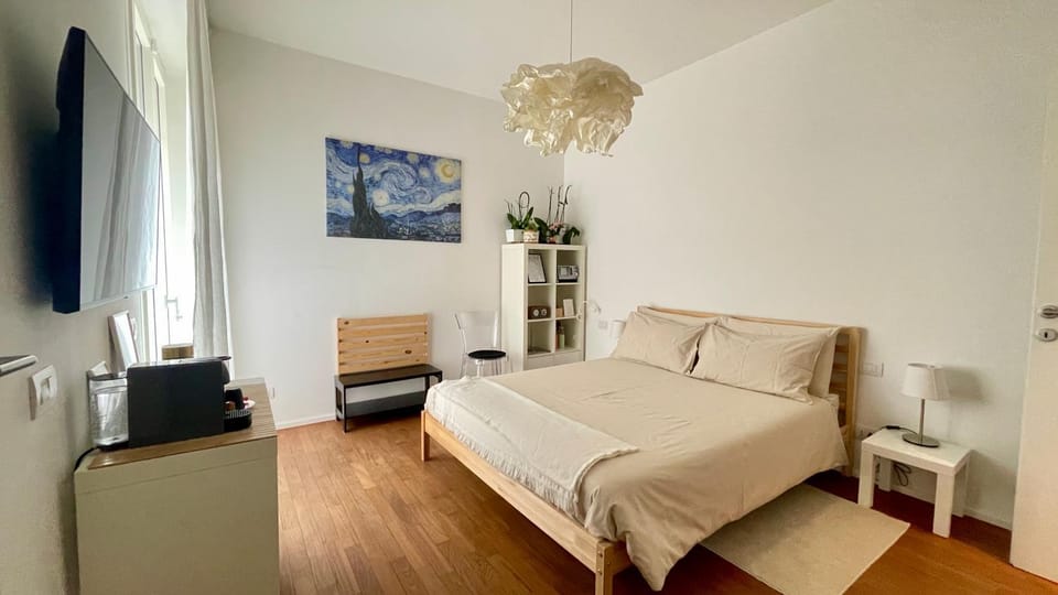 Bed, TV and multimedia, Photo of the whole room, Bedroom