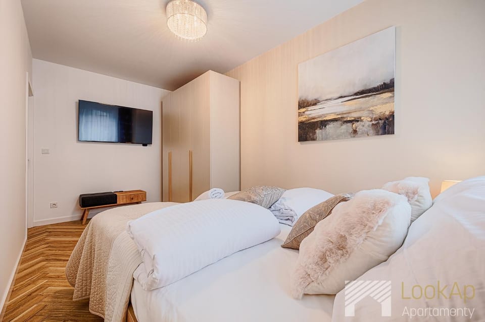 Bed, TV and multimedia, Bedroom