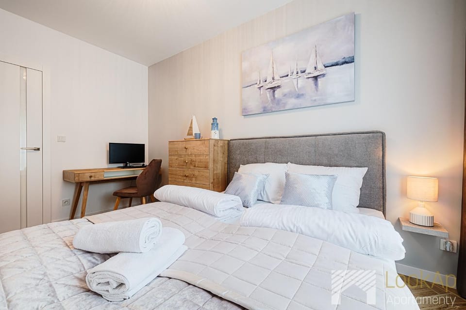 Bed, TV and multimedia, Bedroom, towels