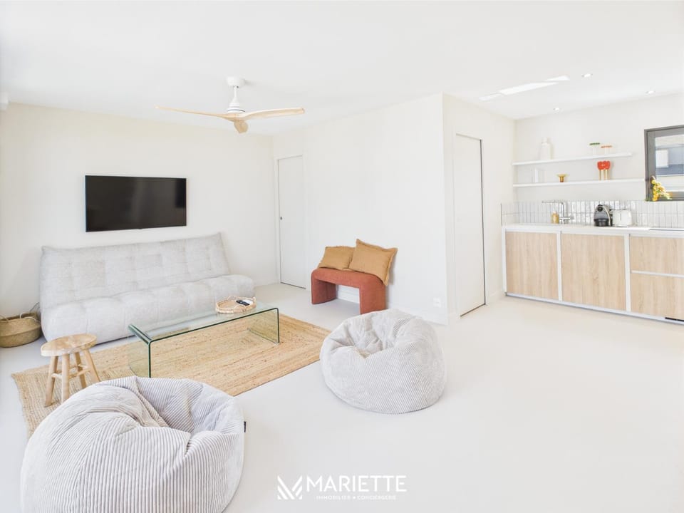 Communal lounge/ TV room, Living room