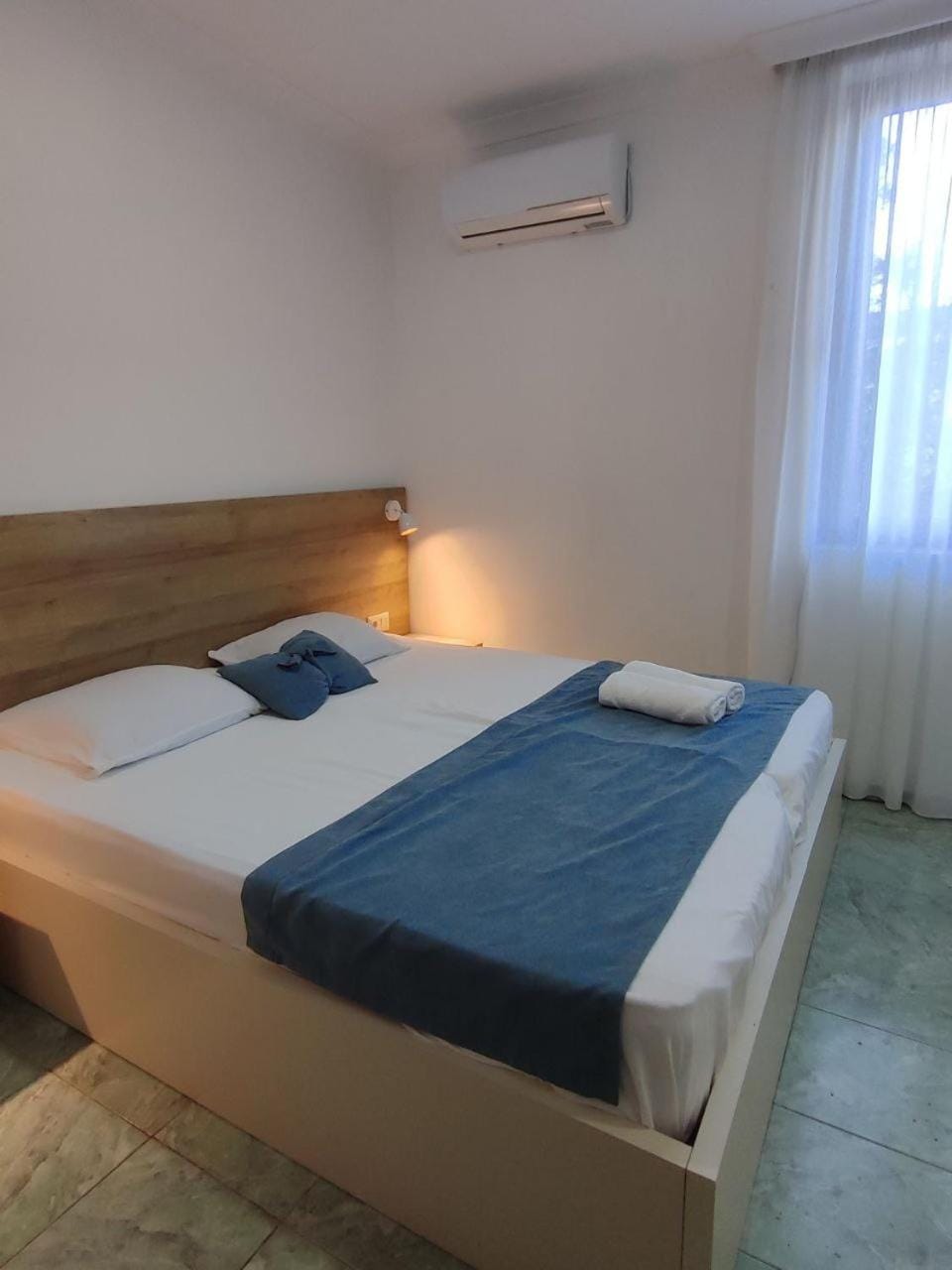 Bed, Balcony/Terrace, air conditioner