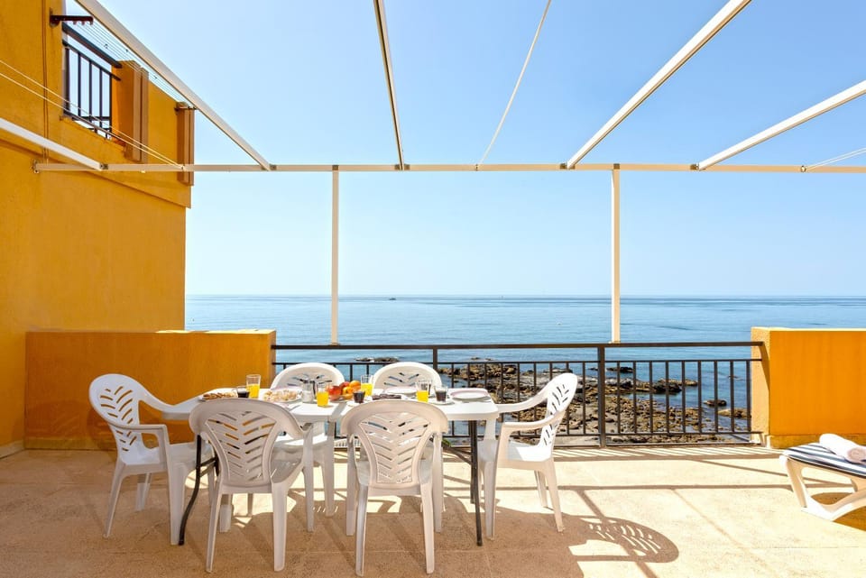 Natural landscape, View (from property/room), Balcony/Terrace, Dining area, Sea view