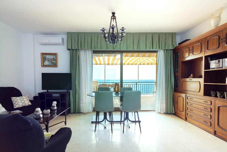 TV and multimedia, Living room, Seating area, Dining area