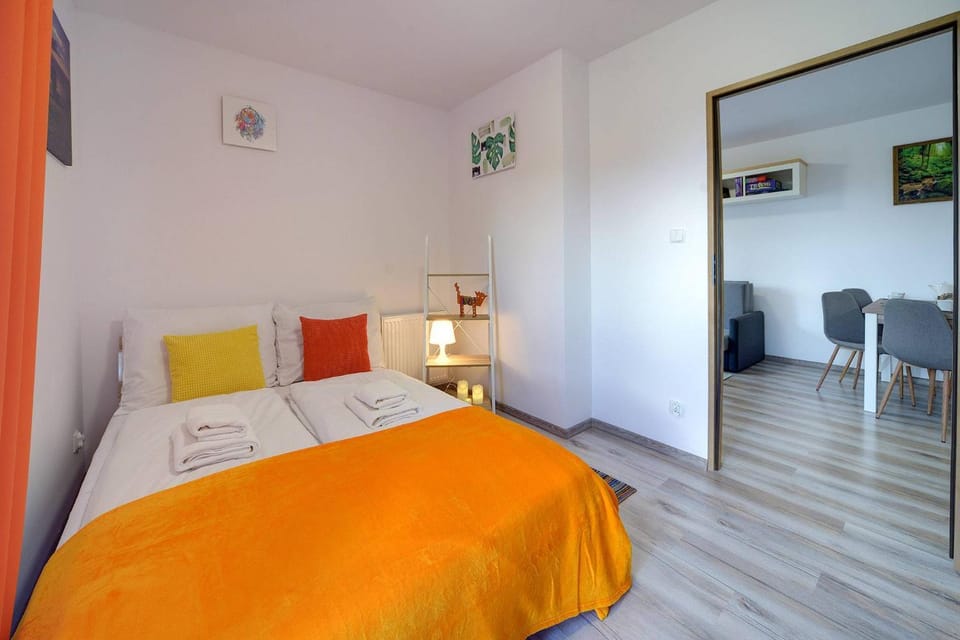Bed, TV and multimedia, Living room, Photo of the whole room, Seating area, Bedroom