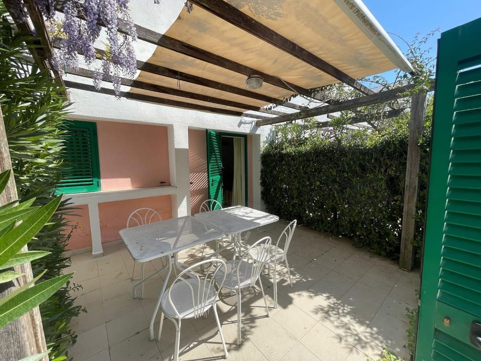 Property building, Balcony/Terrace, Living room