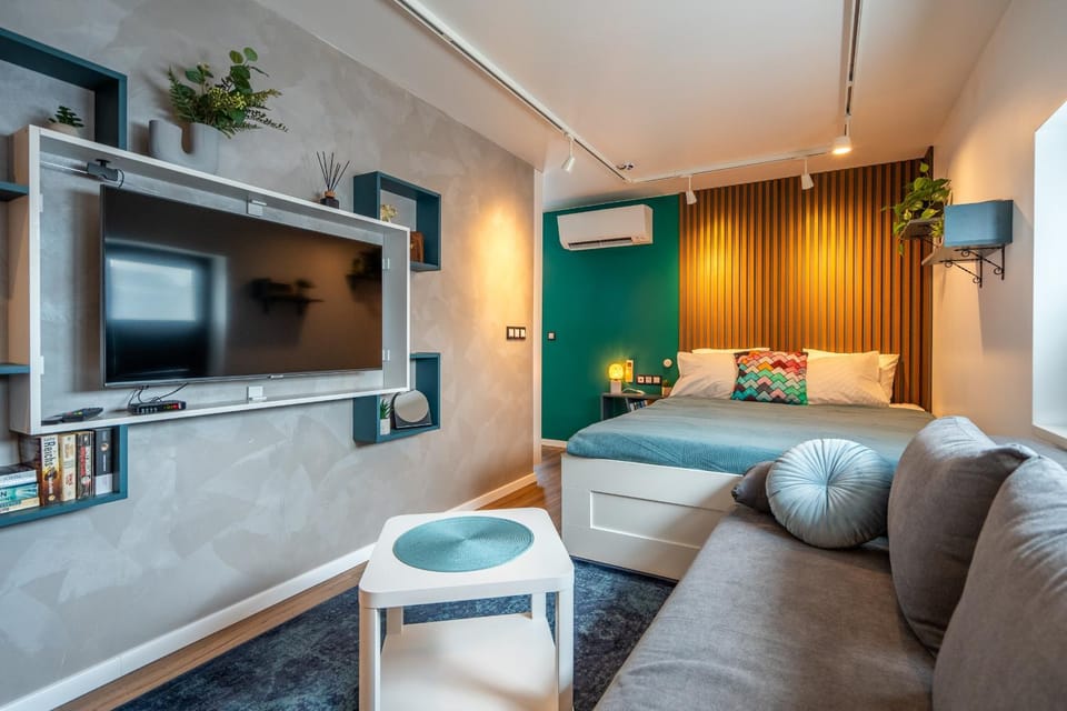 Communal lounge/ TV room, Bed, TV and multimedia, Living room, Seating area, Evening entertainment, Bedroom, air conditioner
