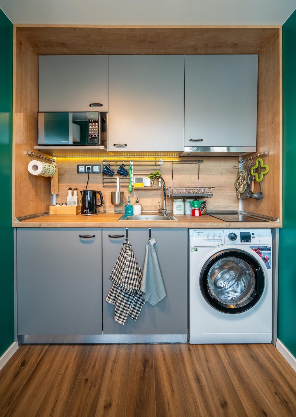 Kitchen or kitchenette, stove, washing machine