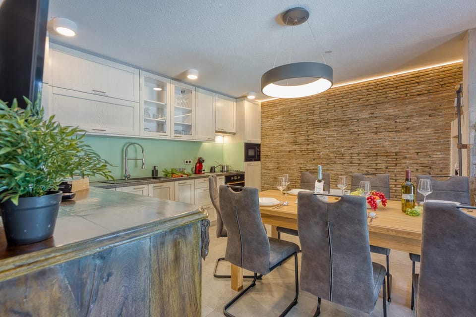 Kitchen or kitchenette, Dining area