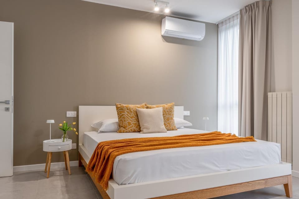 Bed, Photo of the whole room, Bedroom, air conditioner