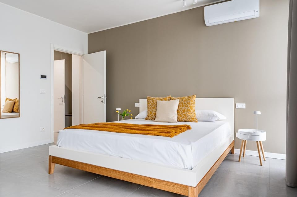 Bed, Photo of the whole room, Bedroom, air conditioner