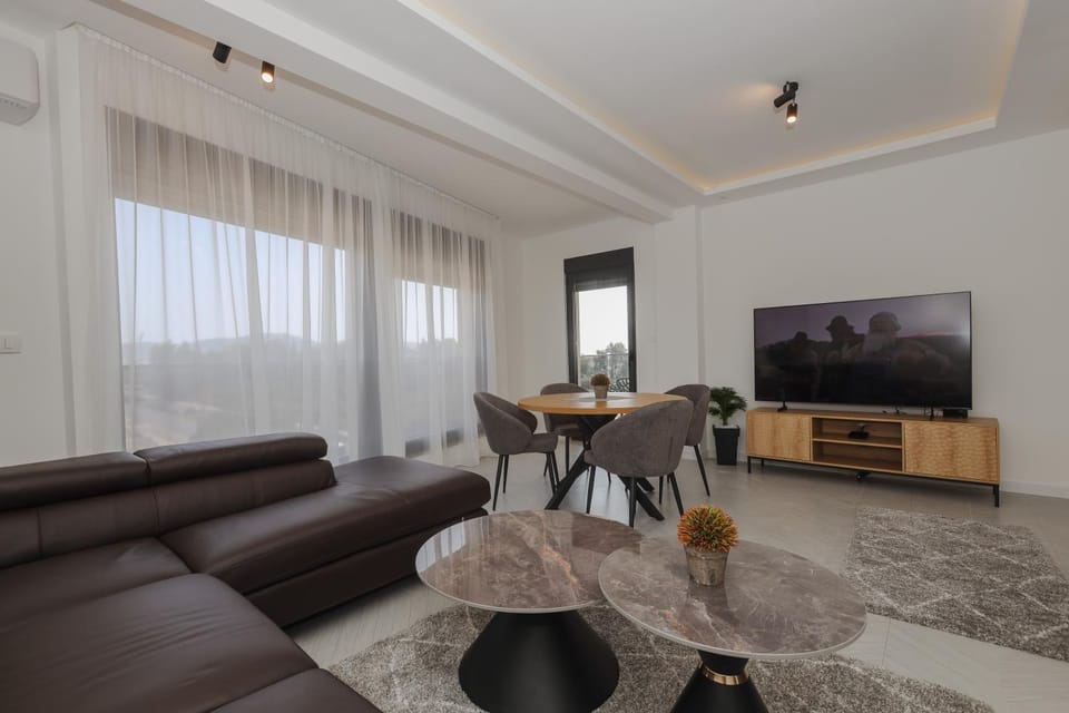 Communal lounge/ TV room, TV and multimedia, Living room, Seating area, Dining area, Evening entertainment