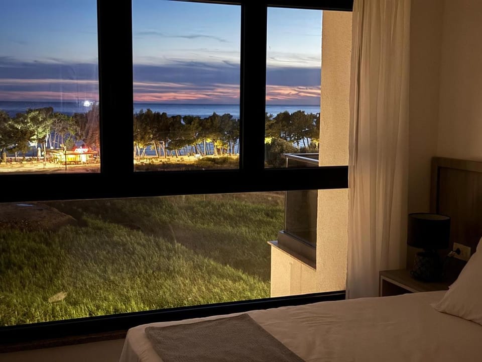 Property building, Bed, Natural landscape, View (from property/room), Beach, Beach, Bedroom, Sea view