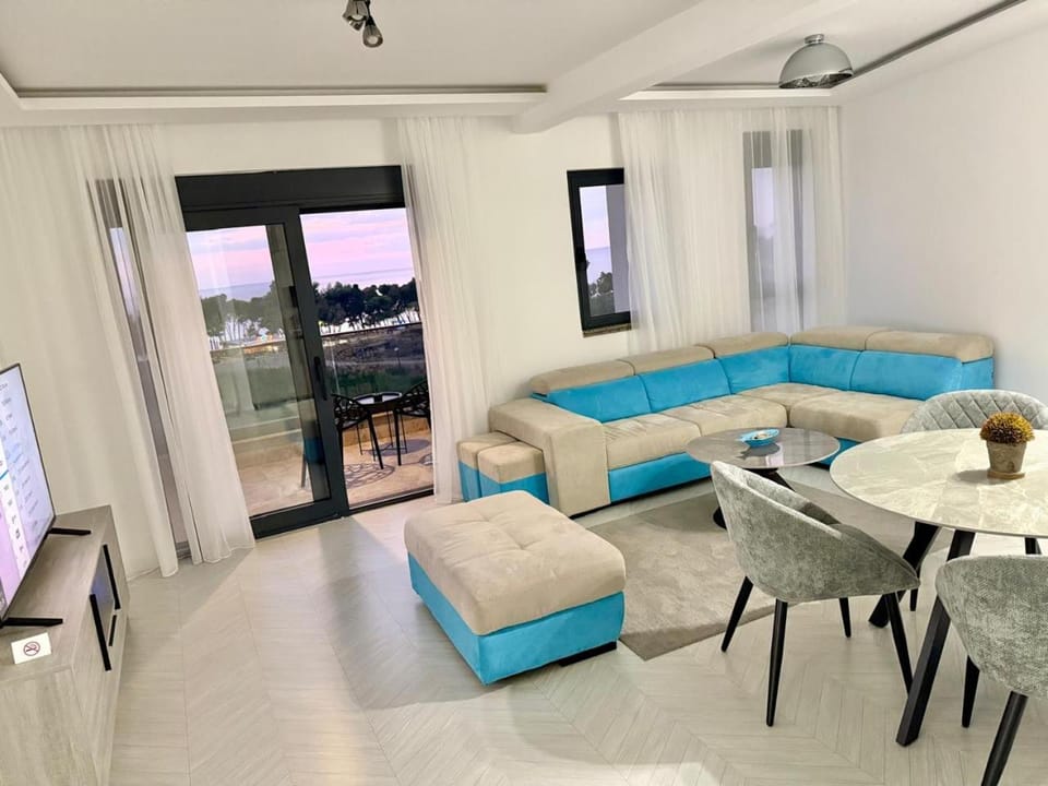 Property building, TV and multimedia, View (from property/room), View (from property/room), Living room, Seating area, Dining area, Sea view, air conditioner