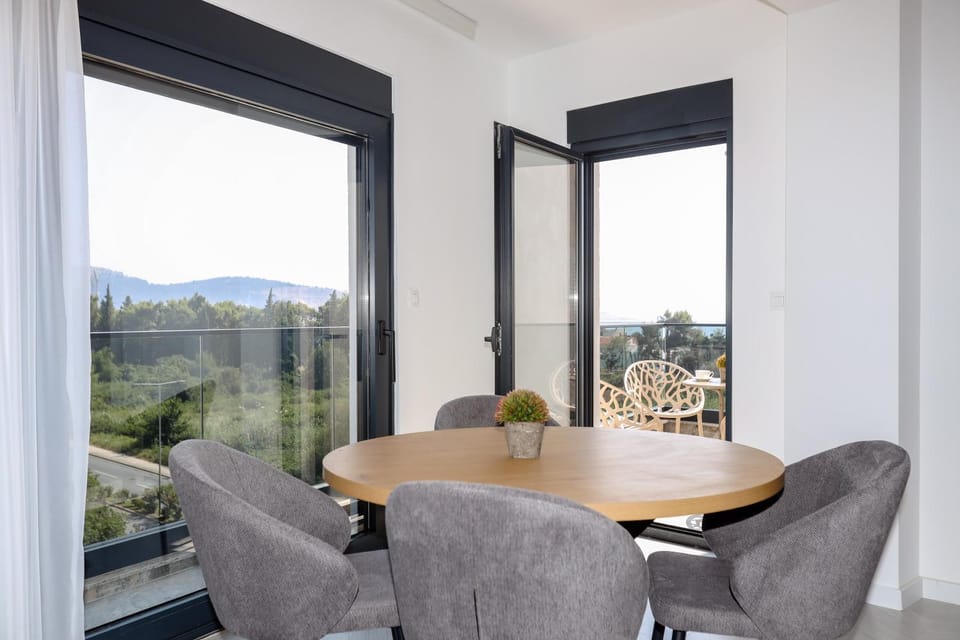 Natural landscape, View (from property/room), Balcony/Terrace, Living room, Seating area, Dining area