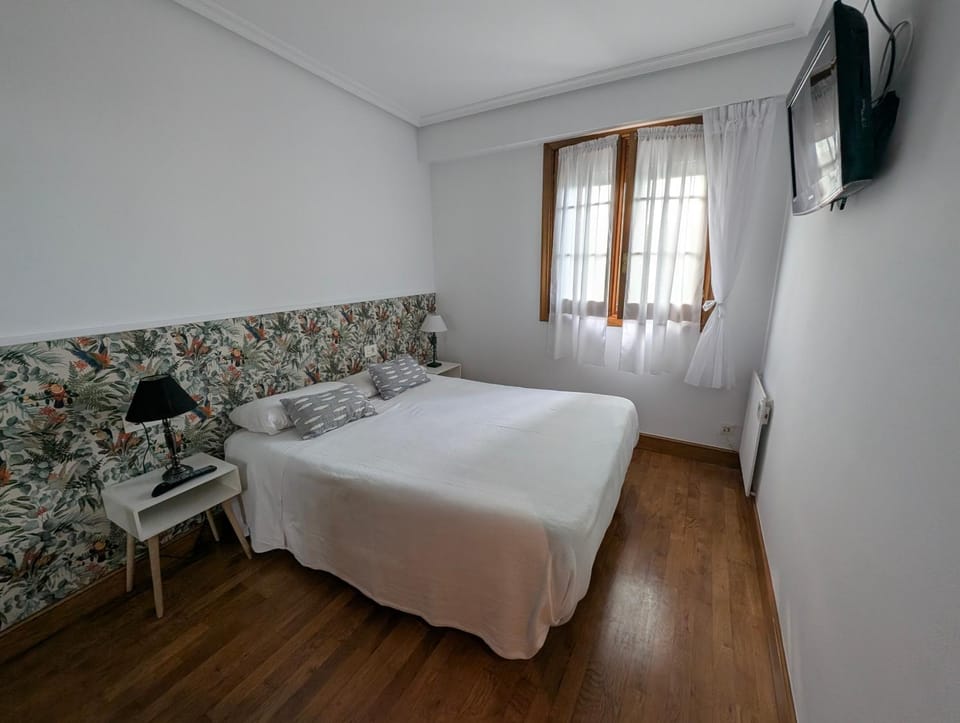 Bed, TV and multimedia, Photo of the whole room, Bedroom