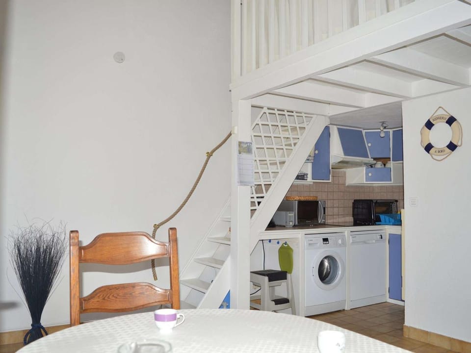 Studio mezzanine 4 couchages avec climatisation, terrasse et parking à Cavalaire - FR-1-226B-30 Apartment in Cavalaire-sur-Mer