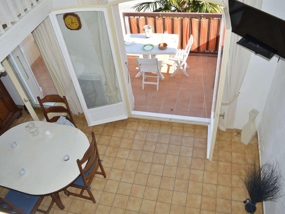 Studio mezzanine 4 couchages avec climatisation, terrasse et parking à Cavalaire - FR-1-226B-30 Apartment in Cavalaire-sur-Mer