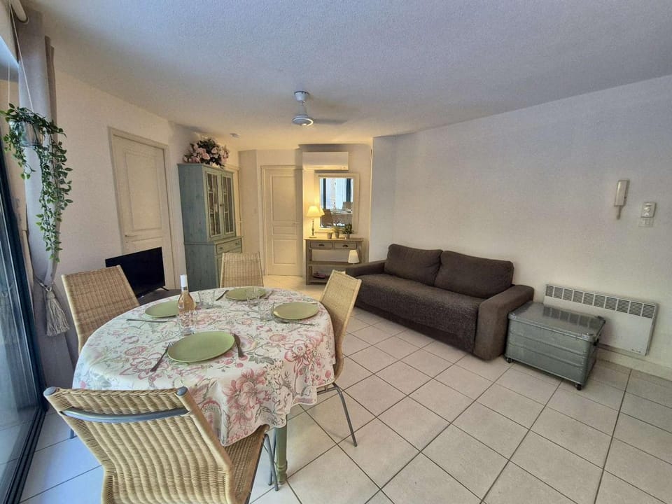 Appartement T3 Climatisé avec Jardin Privatif - Proche Plages et Commerces à Cavalaire-sur-Mer - FR-1-226B-32 Apartment in Cavalaire-sur-Mer