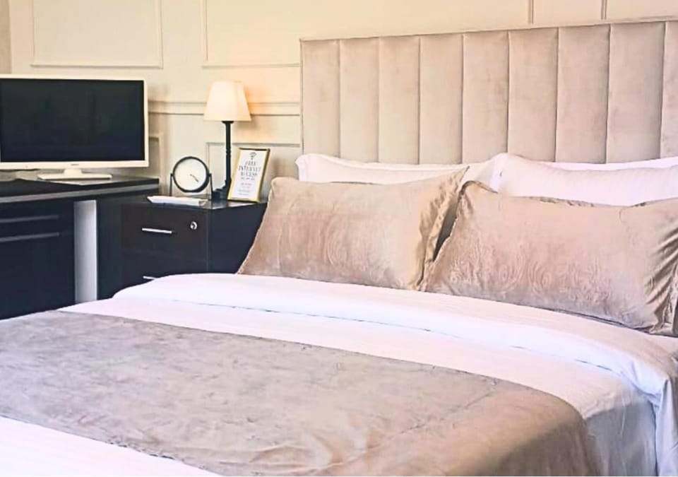Bed, TV and multimedia, Photo of the whole room, Bedroom