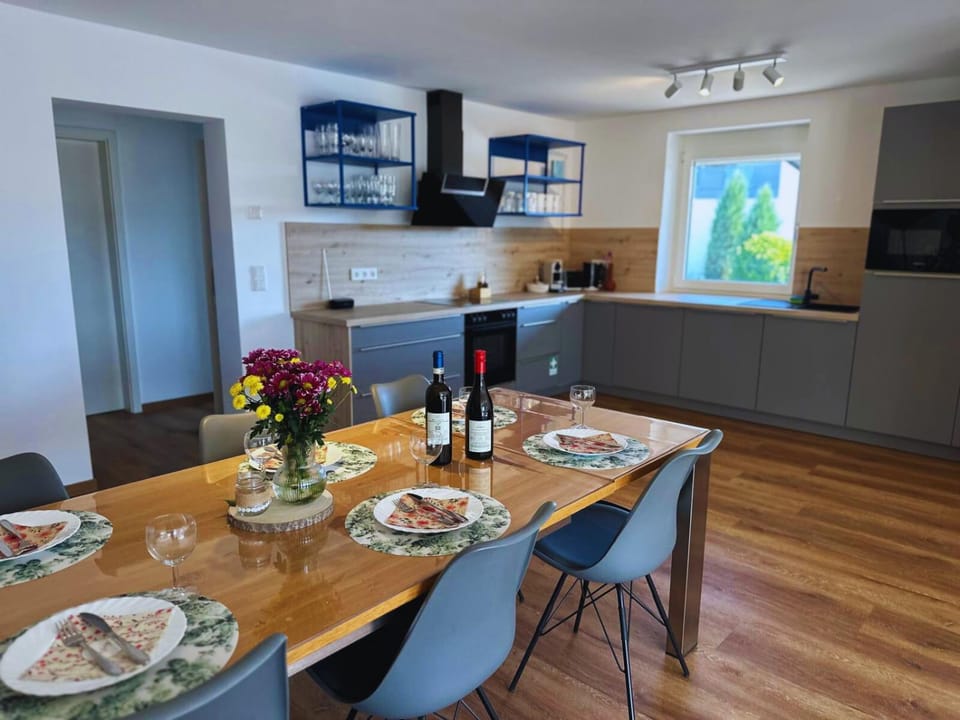 Kitchen or kitchenette, Dining area, stove