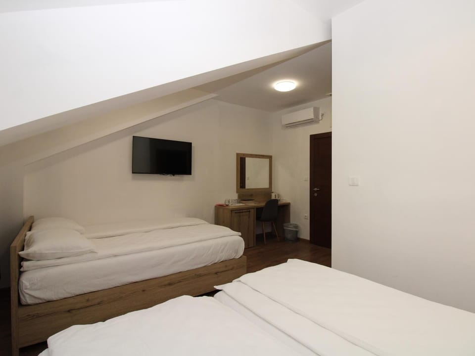 Bed, TV and multimedia, Photo of the whole room