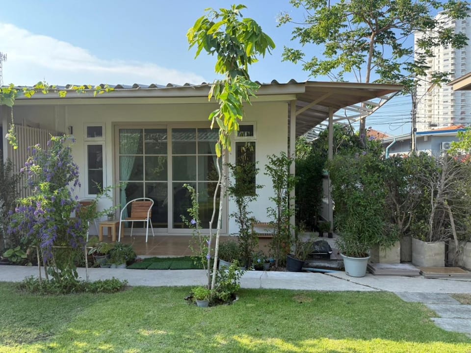 De 8 Huahin Bed and Breakfast in Laos
