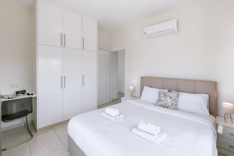 Bed, Bedroom, towels, wardrobe