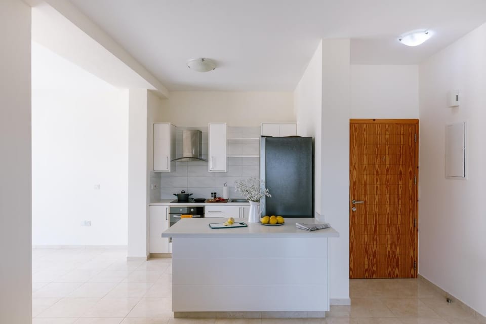 Coffee/tea facilities, Kitchen or kitchenette, oven, stove