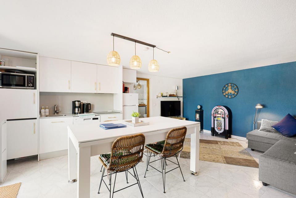 Property building, Kitchen or kitchenette, Living room